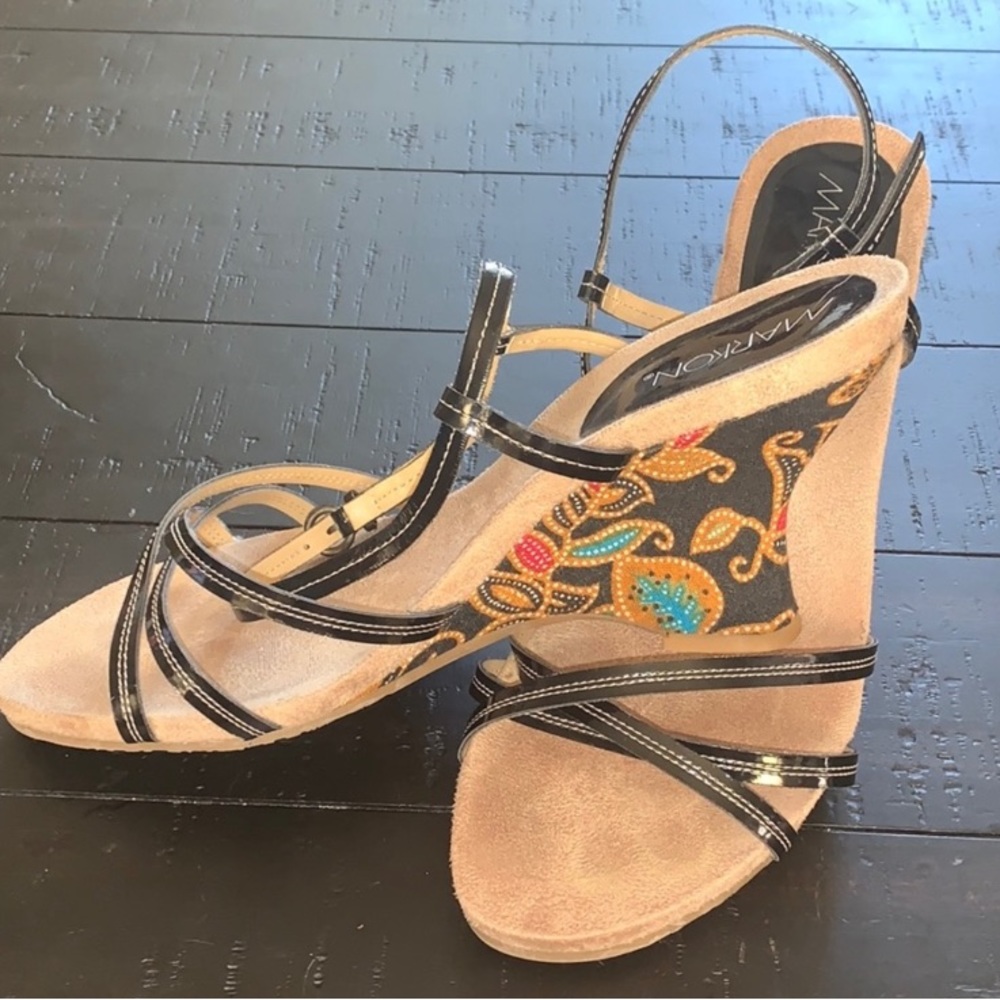 Excellent Preowned Condition Markon Wedge Size 10W Shoes very Cute design.